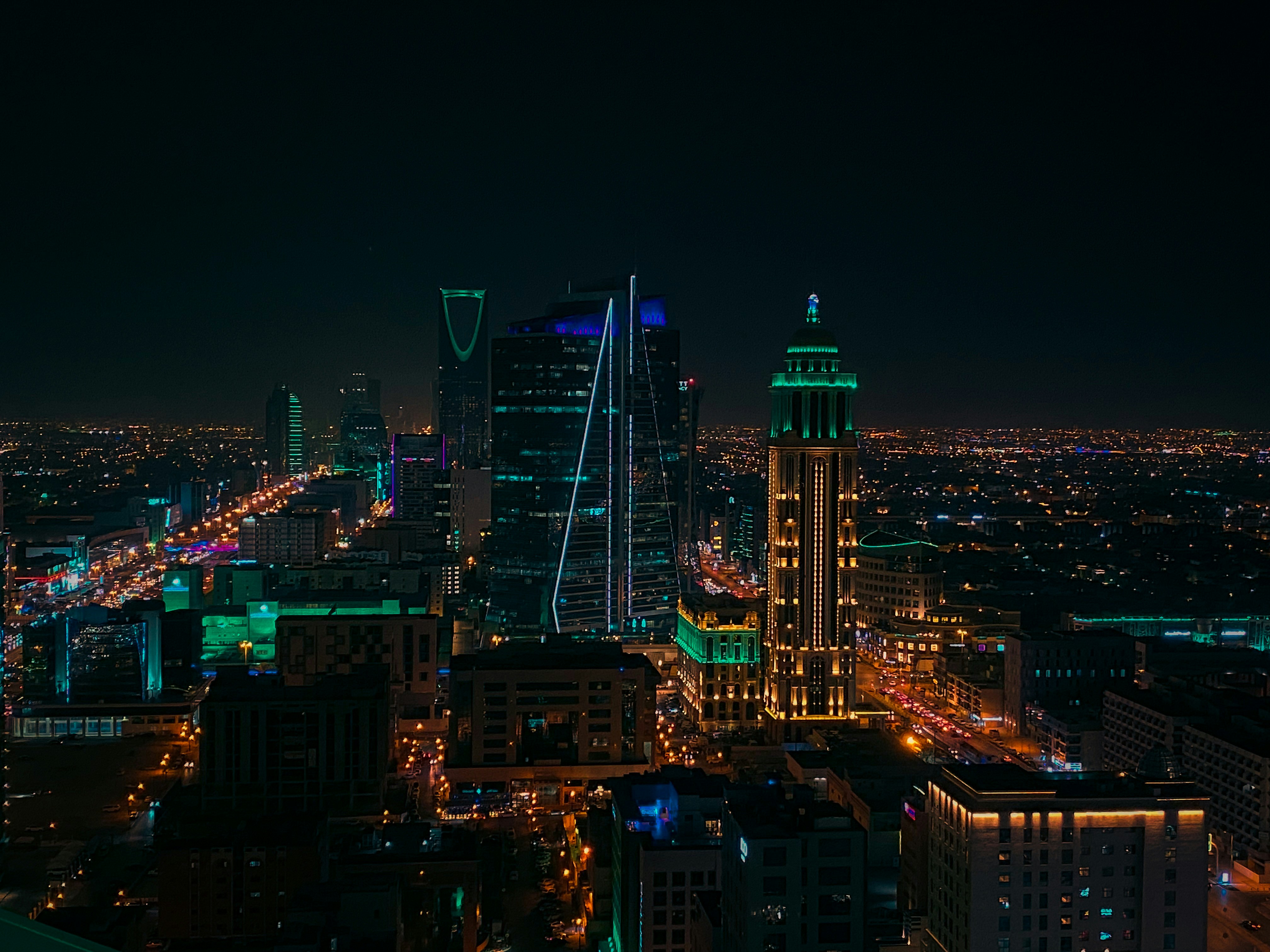استخراج تراخيص الاستثمار الأجنبي، وتأسيس المقرات الإقليمية للشركات العالمية بما يتوافق مع رؤية 2030.